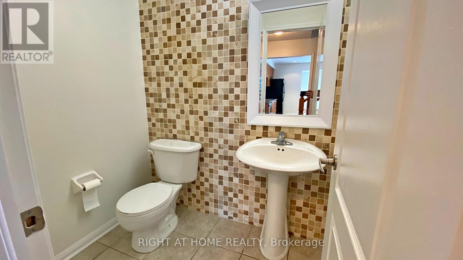 












664 HOLLY AVENUE

,
Milton (CO Coates),




Ontario
L9T0G2

