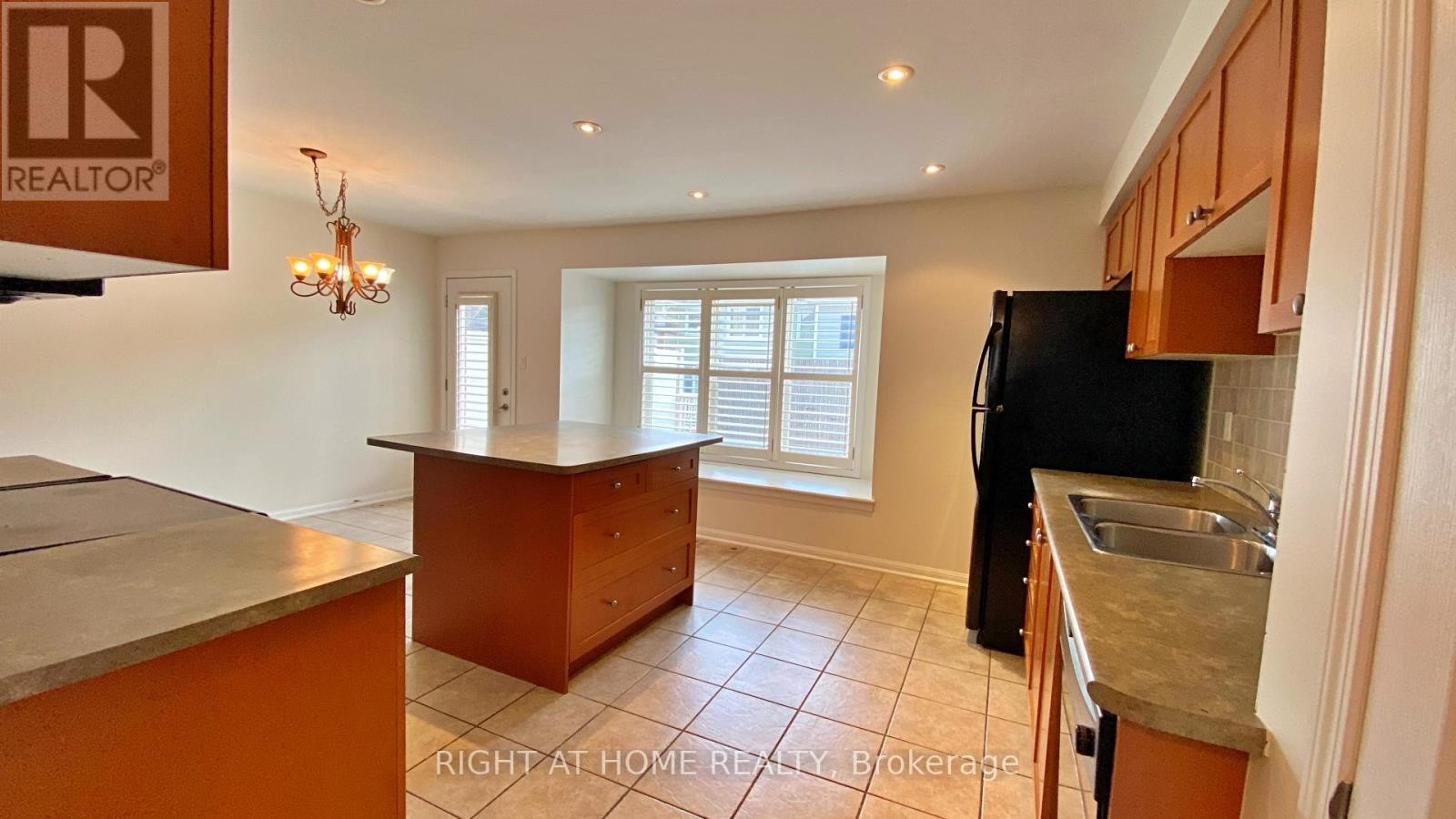












664 HOLLY AVENUE

,
Milton (CO Coates),




Ontario
L9T0G2

