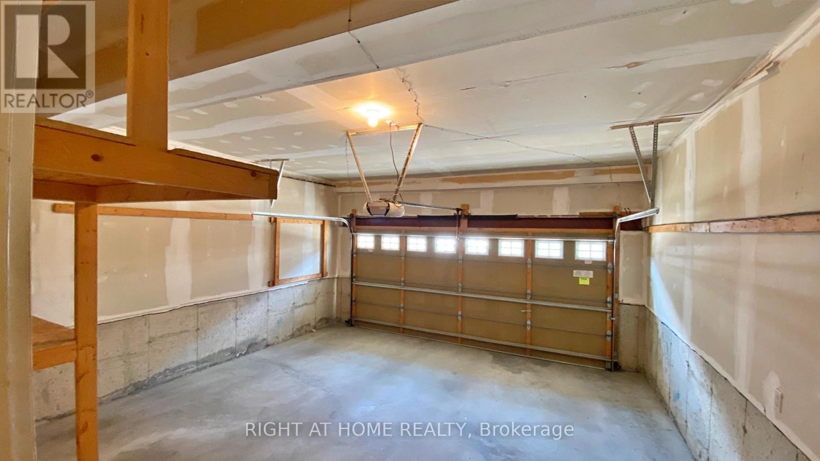 












664 HOLLY AVENUE

,
Milton (CO Coates),




Ontario
L9T0G2


