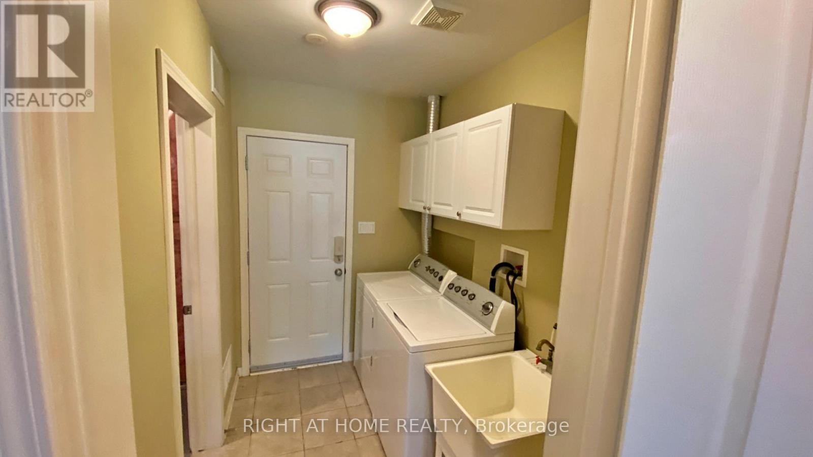 












664 HOLLY AVENUE

,
Milton (CO Coates),




Ontario
L9T0G2

