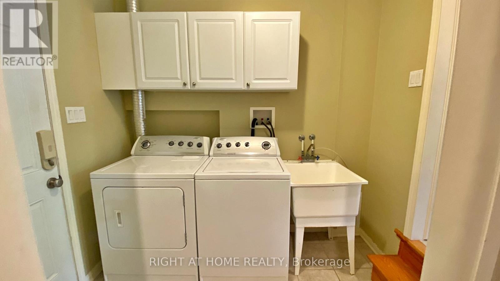 












664 HOLLY AVENUE

,
Milton (CO Coates),




Ontario
L9T0G2

