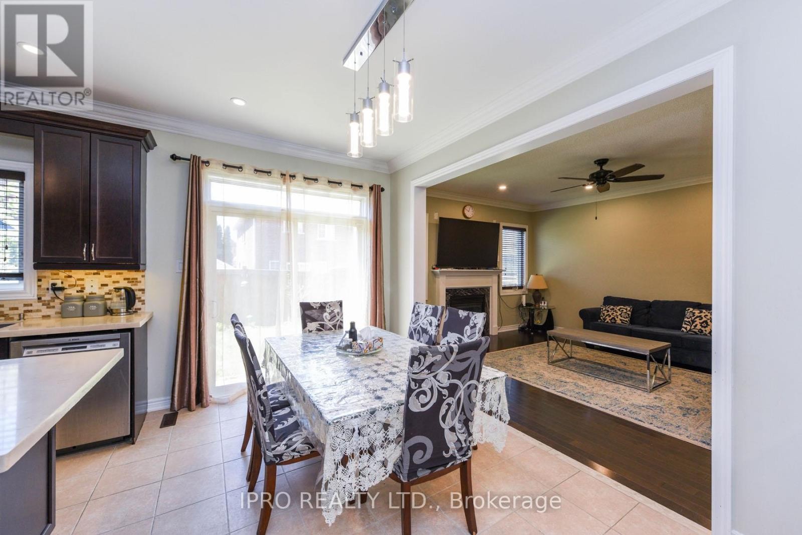 












304 DALGLEISH GARDEN

,
Milton (SC Scott),




Ontario
L9T6Z7

