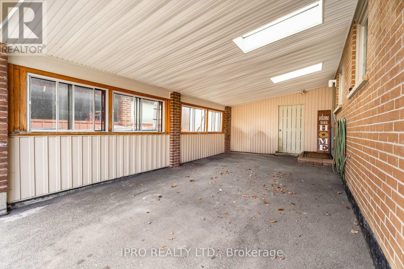 












117 ALICEWOOD COURT

,
Toronto (West Humber-Clairville),




Ontario
M9V3Y1

