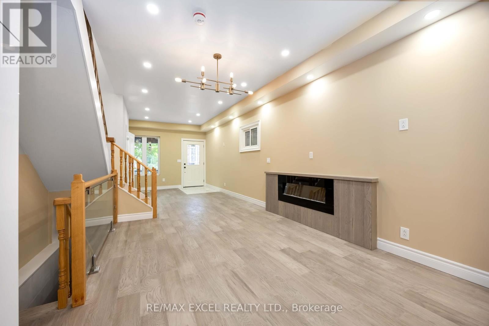 












75 HARVIE AVENUE

,
Toronto (Corso Italia-Davenport),




Ontario
M6E4K4

