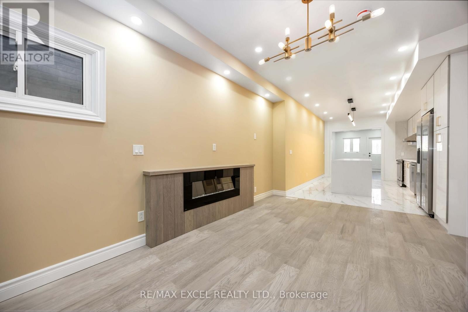 












75 HARVIE AVENUE

,
Toronto (Corso Italia-Davenport),




Ontario
M6E4K4

