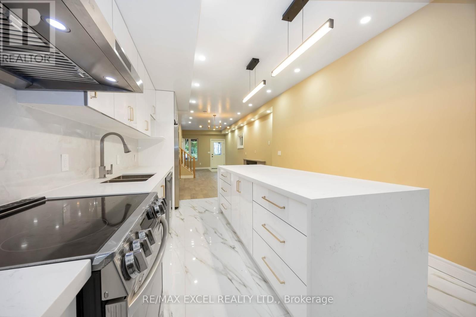 












75 HARVIE AVENUE

,
Toronto (Corso Italia-Davenport),




Ontario
M6E4K4

