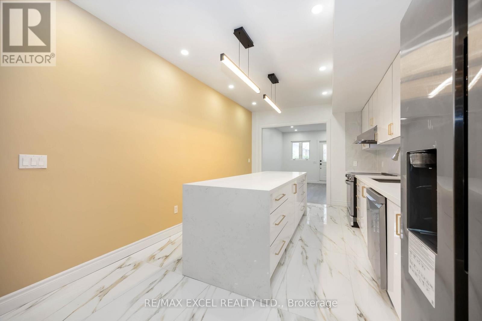 












75 HARVIE AVENUE

,
Toronto (Corso Italia-Davenport),




Ontario
M6E4K4

