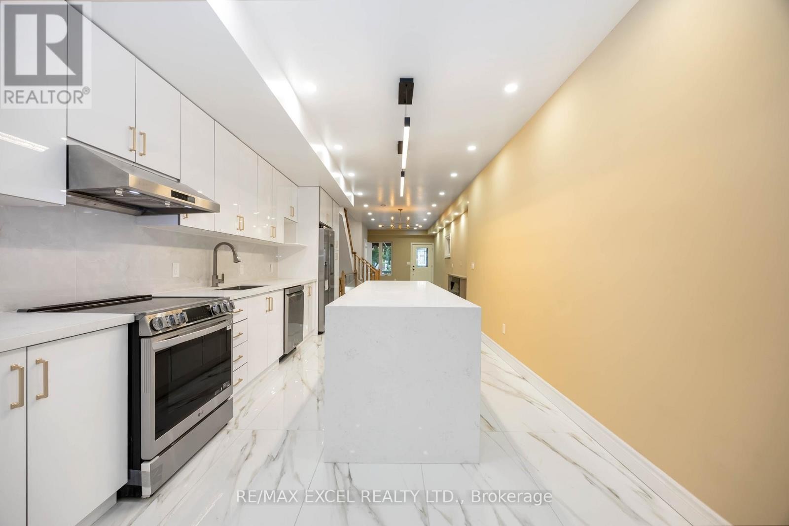 












75 HARVIE AVENUE

,
Toronto (Corso Italia-Davenport),




Ontario
M6E4K4

