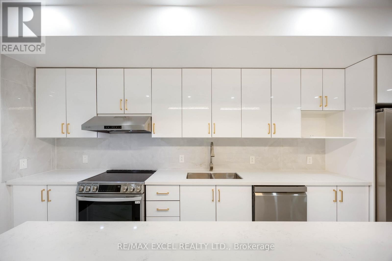 












75 HARVIE AVENUE

,
Toronto (Corso Italia-Davenport),




Ontario
M6E4K4

