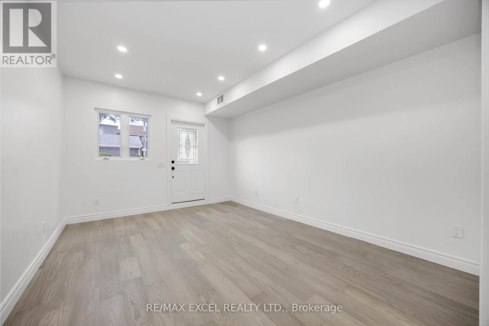 












75 HARVIE AVENUE

,
Toronto (Corso Italia-Davenport),




Ontario
M6E4K4

