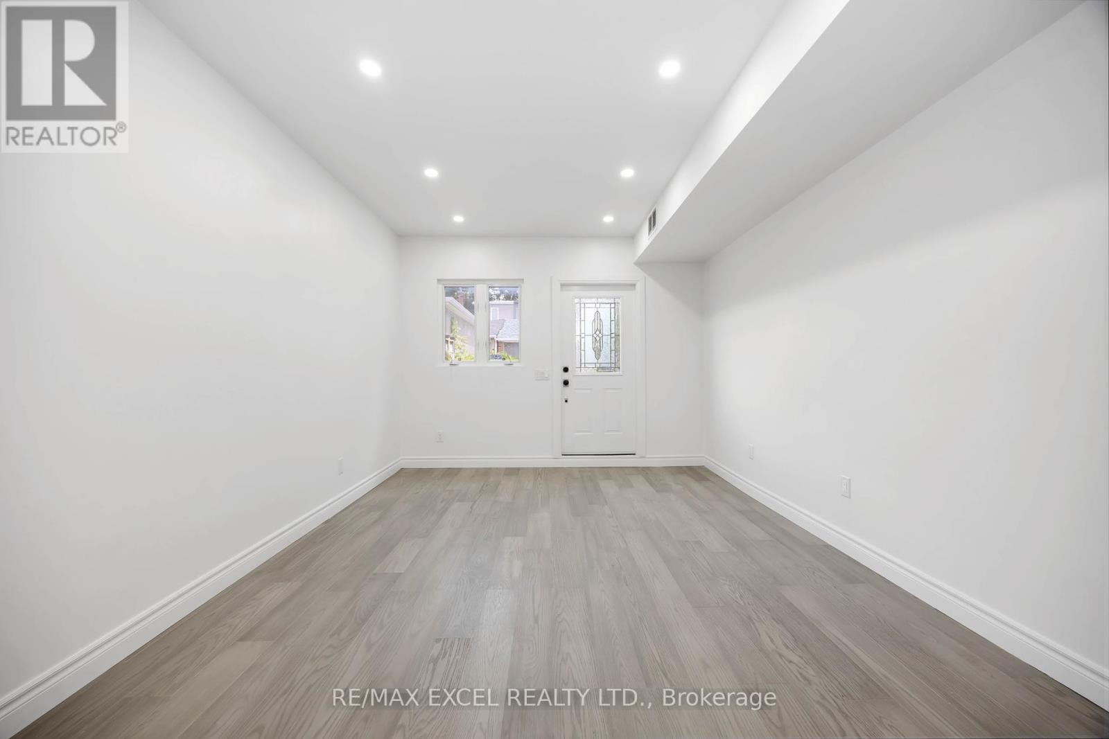












75 HARVIE AVENUE

,
Toronto (Corso Italia-Davenport),




Ontario
M6E4K4

