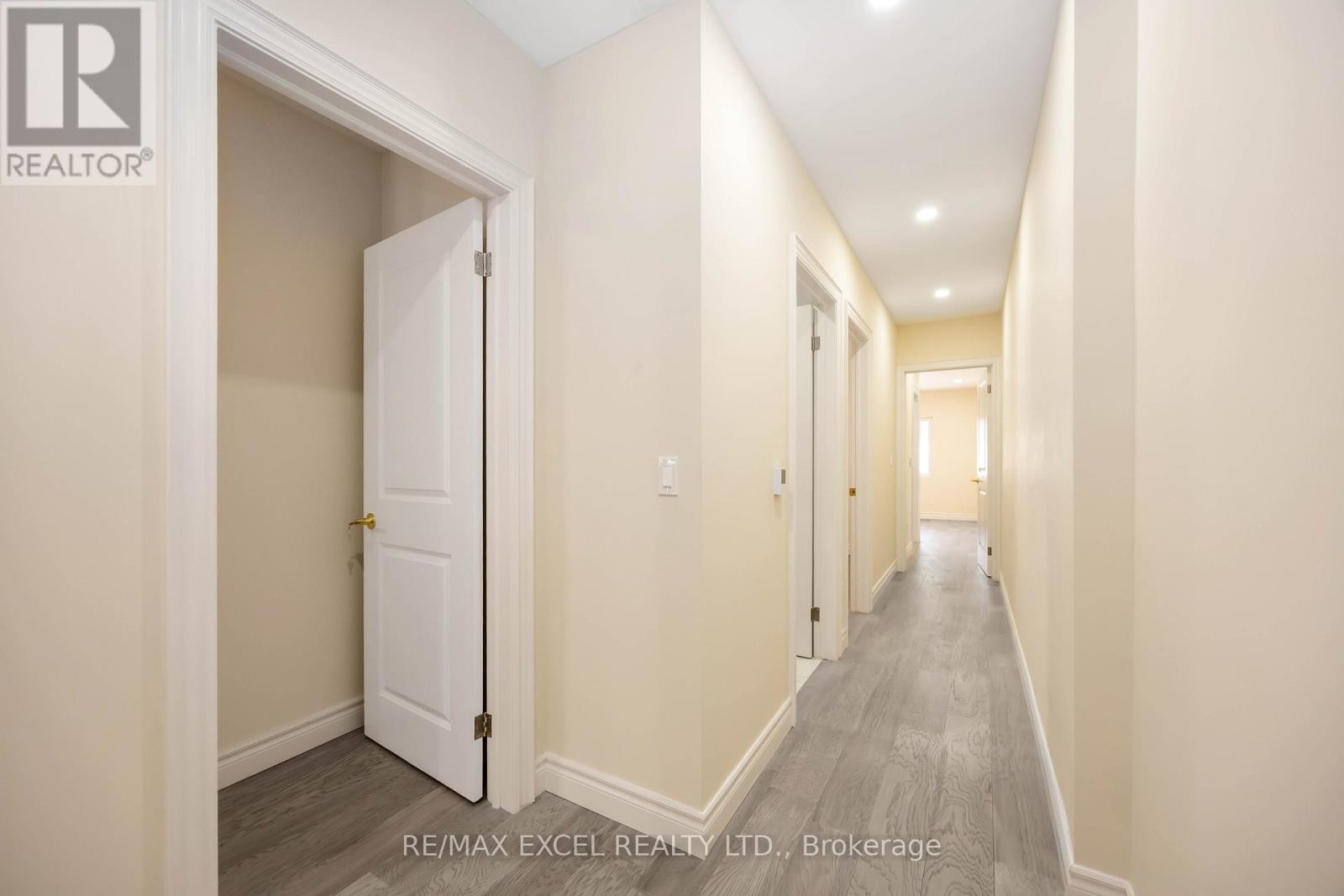 












75 HARVIE AVENUE

,
Toronto (Corso Italia-Davenport),




Ontario
M6E4K4

