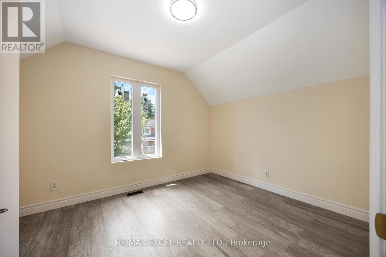 












75 HARVIE AVENUE

,
Toronto (Corso Italia-Davenport),




Ontario
M6E4K4

