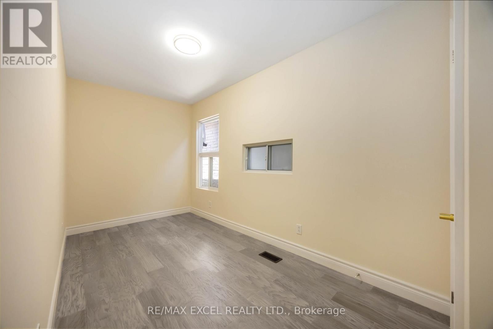 












75 HARVIE AVENUE

,
Toronto (Corso Italia-Davenport),




Ontario
M6E4K4

