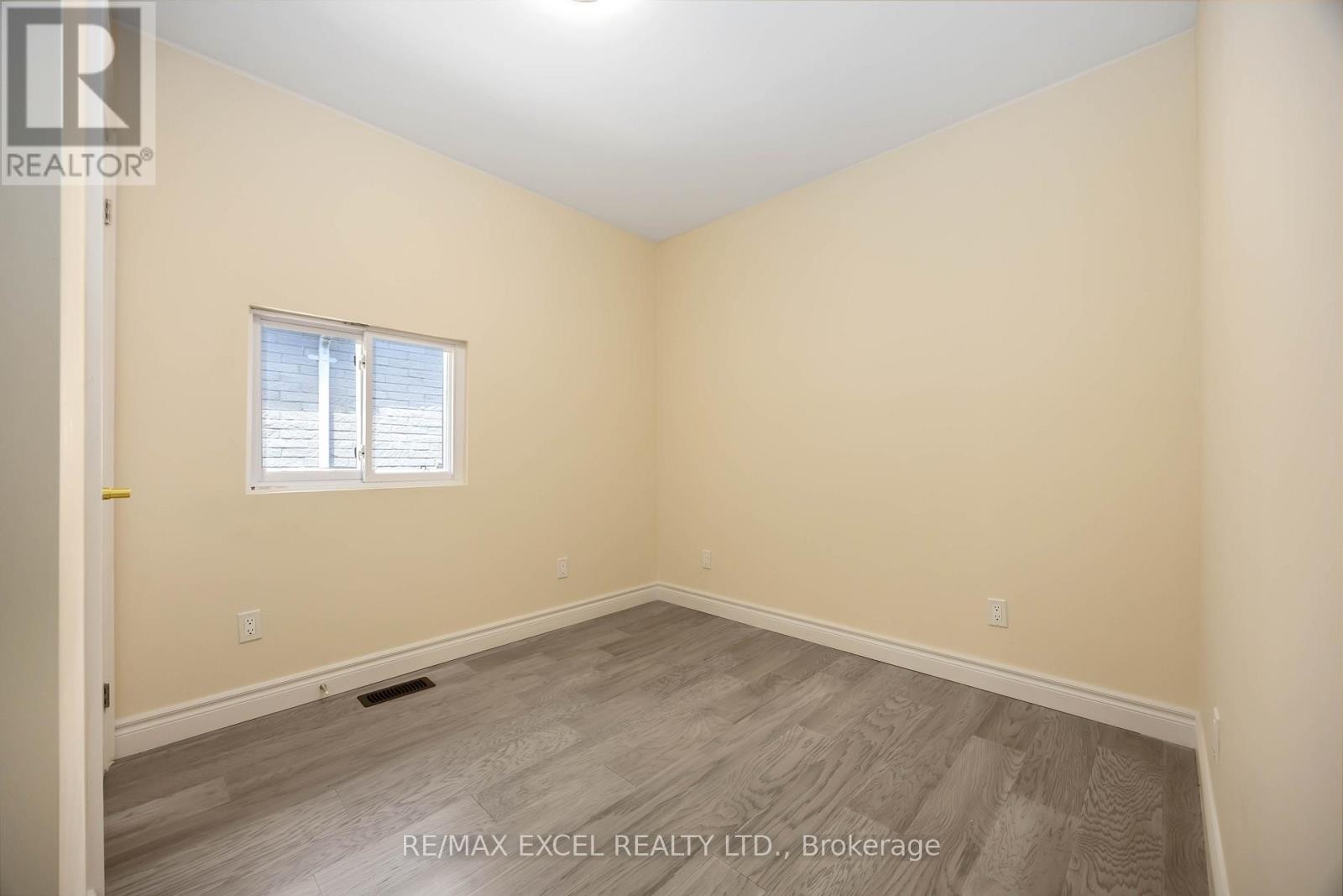 












75 HARVIE AVENUE

,
Toronto (Corso Italia-Davenport),




Ontario
M6E4K4

