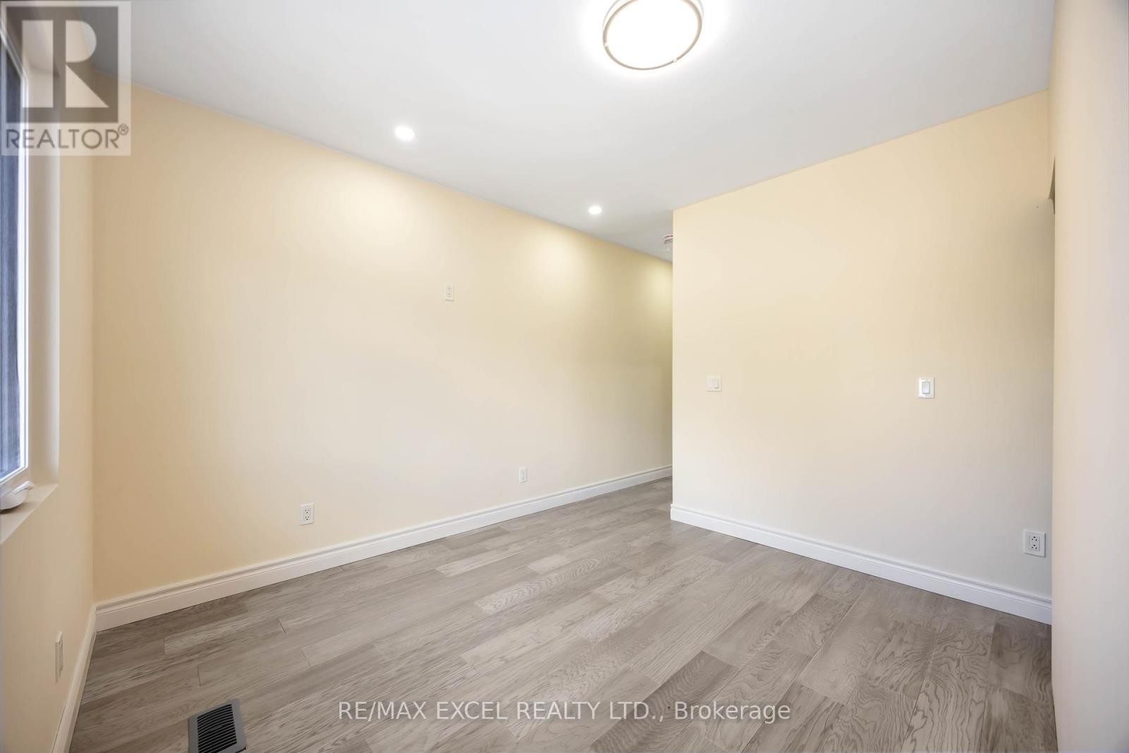 












75 HARVIE AVENUE

,
Toronto (Corso Italia-Davenport),




Ontario
M6E4K4

