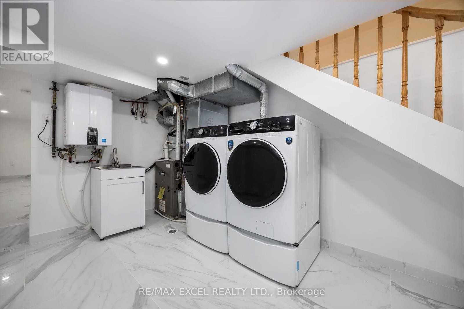 












75 HARVIE AVENUE

,
Toronto (Corso Italia-Davenport),




Ontario
M6E4K4

