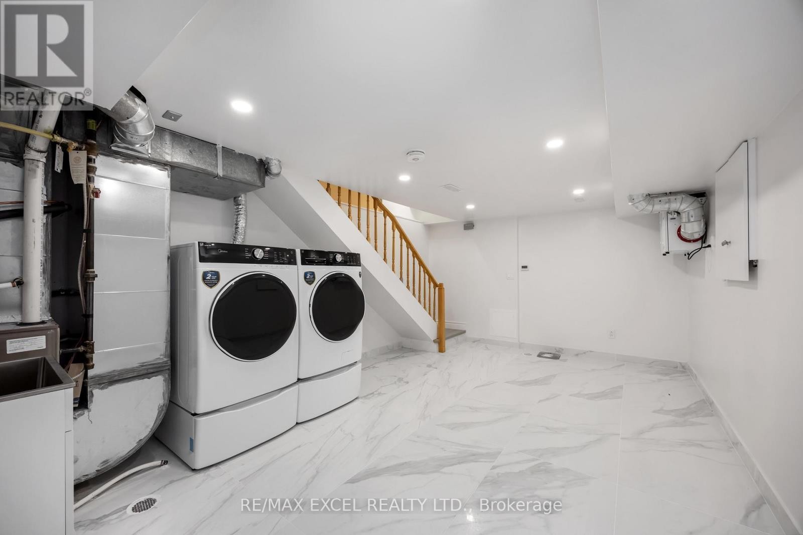 












75 HARVIE AVENUE

,
Toronto (Corso Italia-Davenport),




Ontario
M6E4K4

