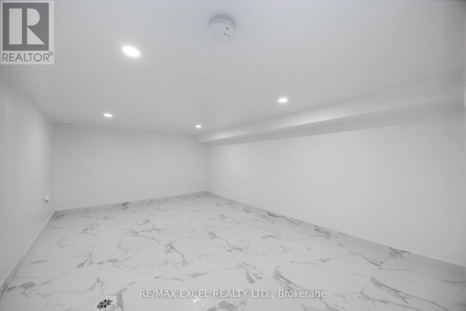 












75 HARVIE AVENUE

,
Toronto (Corso Italia-Davenport),




Ontario
M6E4K4


