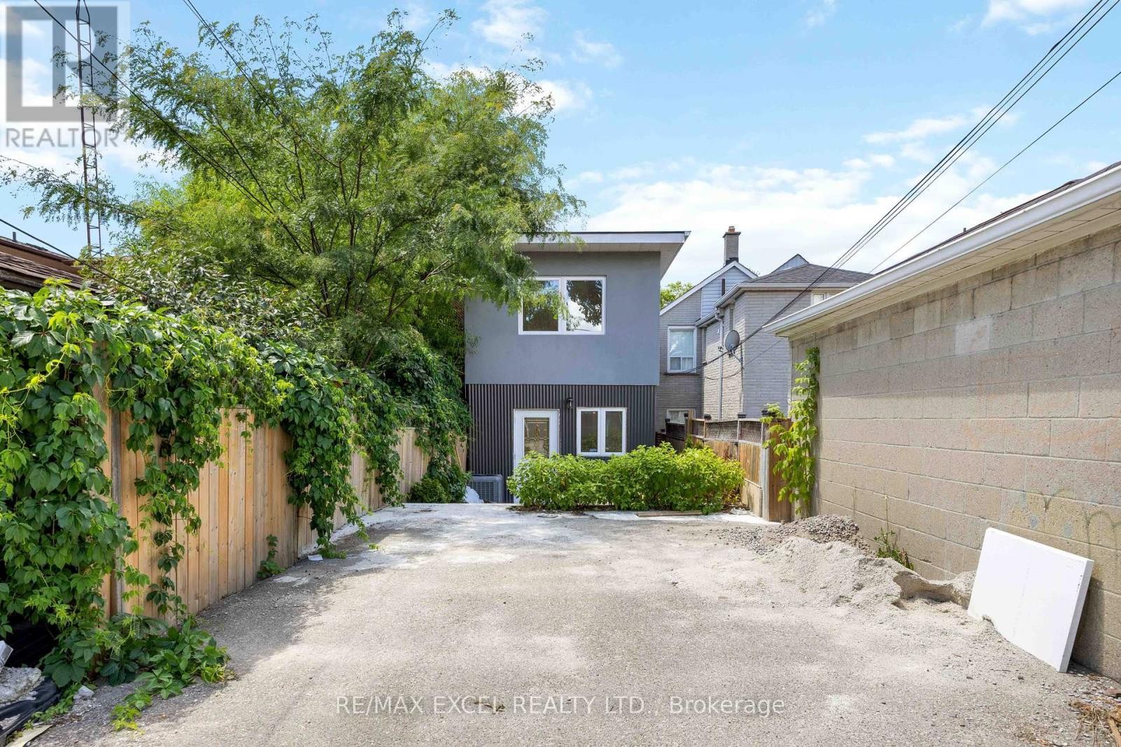 












75 HARVIE AVENUE

,
Toronto (Corso Italia-Davenport),




Ontario
M6E4K4


