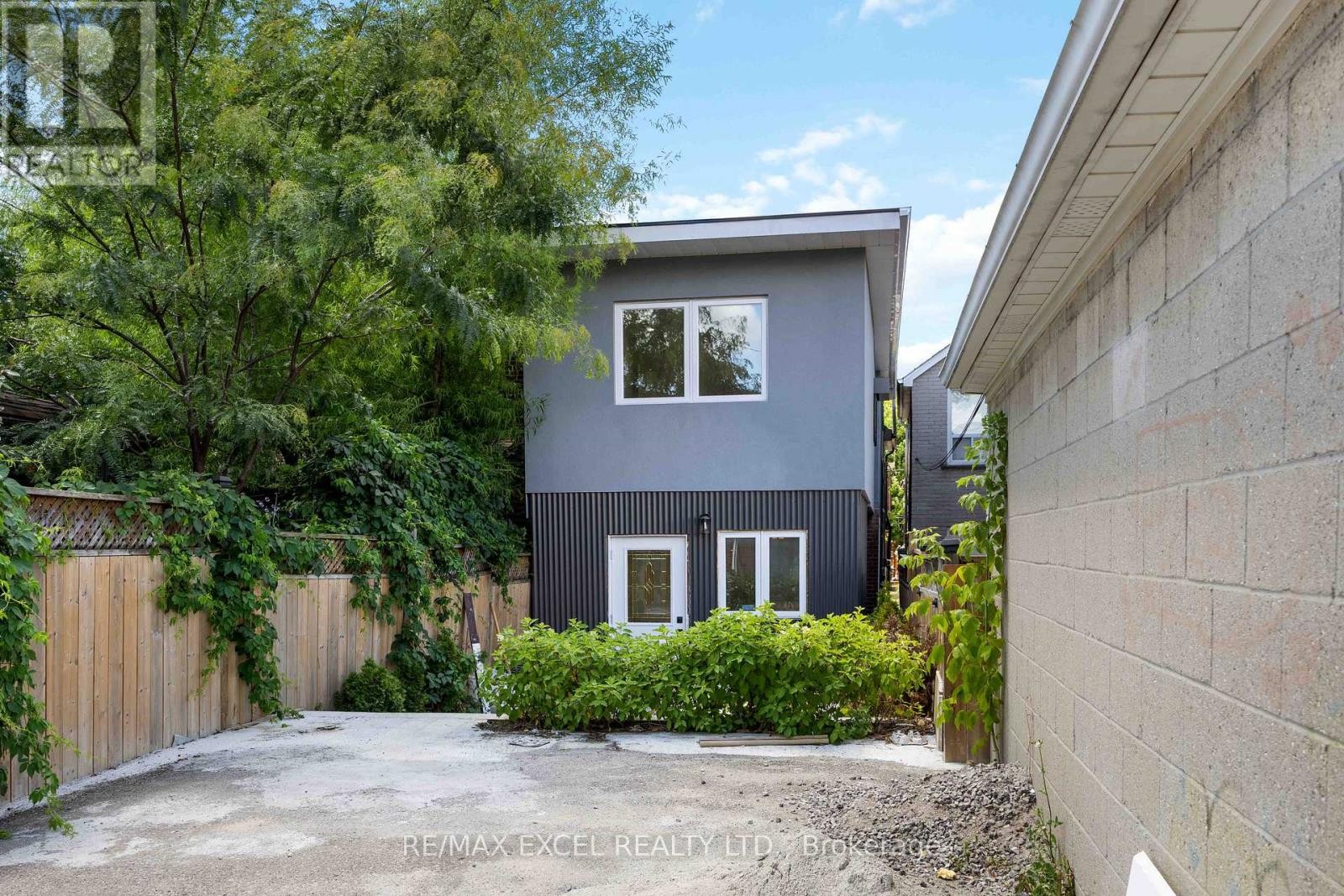 












75 HARVIE AVENUE

,
Toronto (Corso Italia-Davenport),




Ontario
M6E4K4

