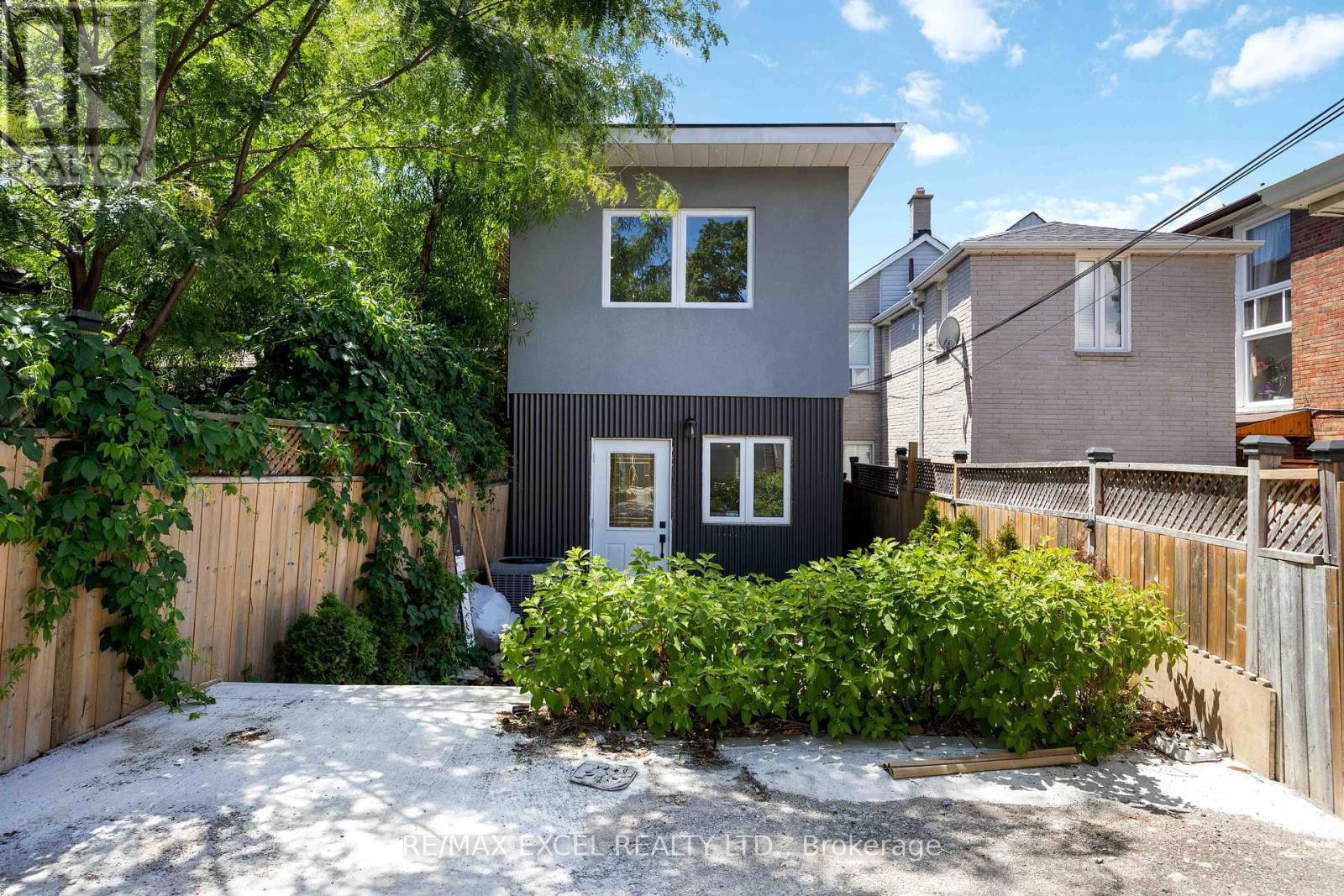 












75 HARVIE AVENUE

,
Toronto (Corso Italia-Davenport),




Ontario
M6E4K4

