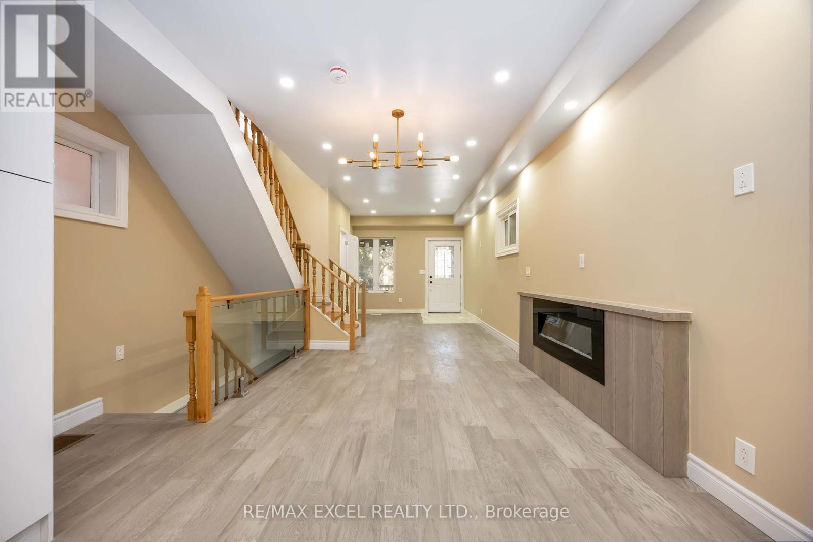 












75 HARVIE AVENUE

,
Toronto (Corso Italia-Davenport),




Ontario
M6E4K4

