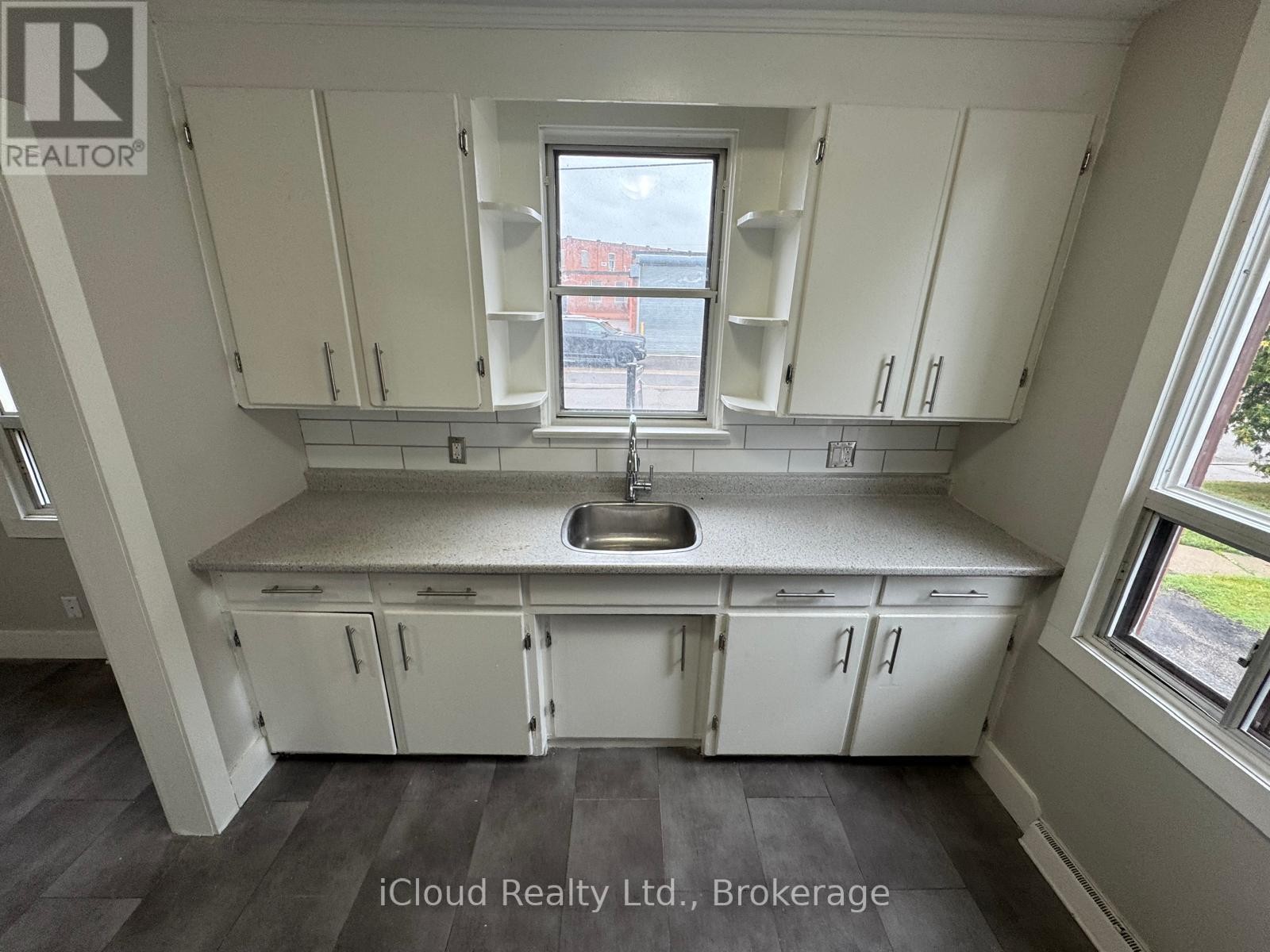 












2 - 1 HENDERSON AVENUE

,
Brampton (Downtown Brampton),




Ontario
L6Y2A3

