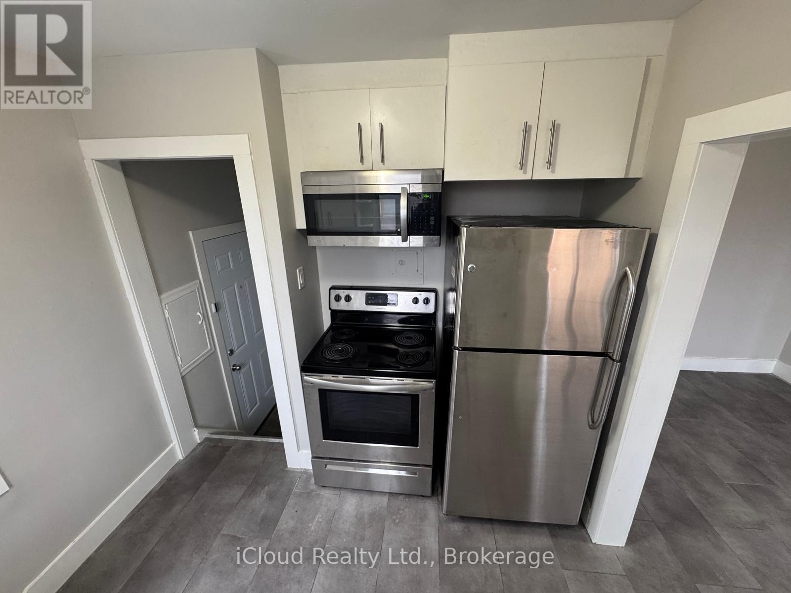 












2 - 1 HENDERSON AVENUE

,
Brampton (Downtown Brampton),




Ontario
L6Y2A3

