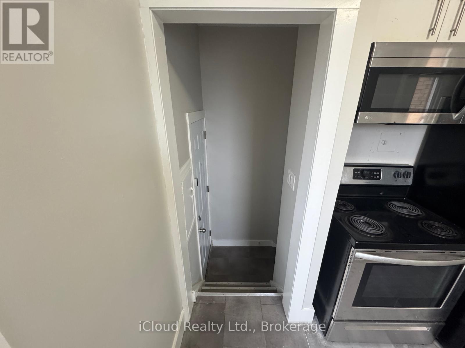 












2 - 1 HENDERSON AVENUE

,
Brampton (Downtown Brampton),




Ontario
L6Y2A3

