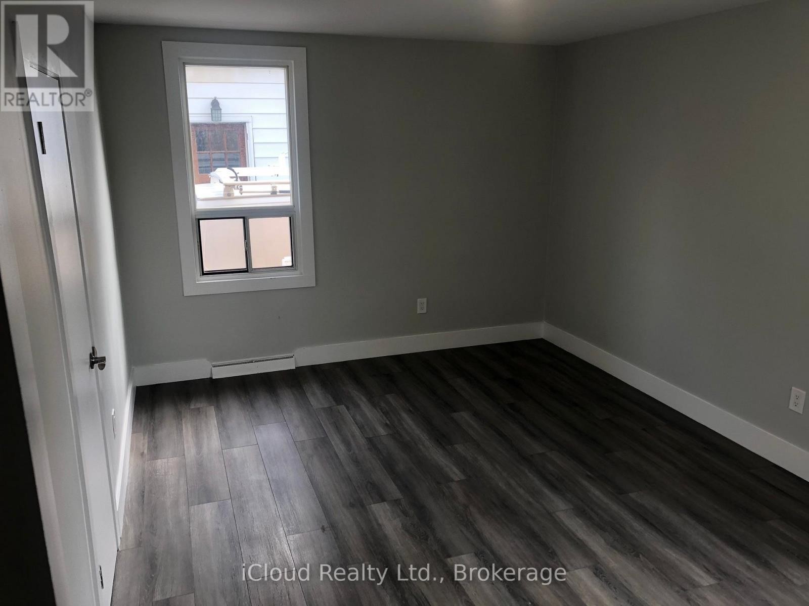 












2 - 1 HENDERSON AVENUE

,
Brampton (Downtown Brampton),




Ontario
L6Y2A3

