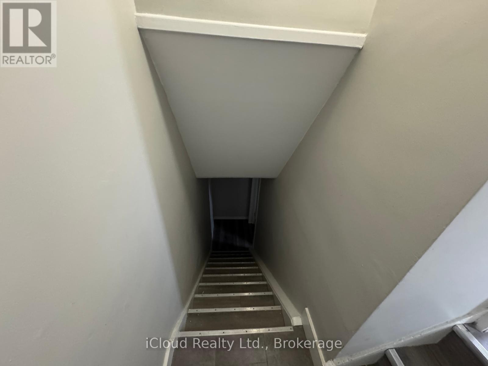 












2 - 1 HENDERSON AVENUE

,
Brampton (Downtown Brampton),




Ontario
L6Y2A3

