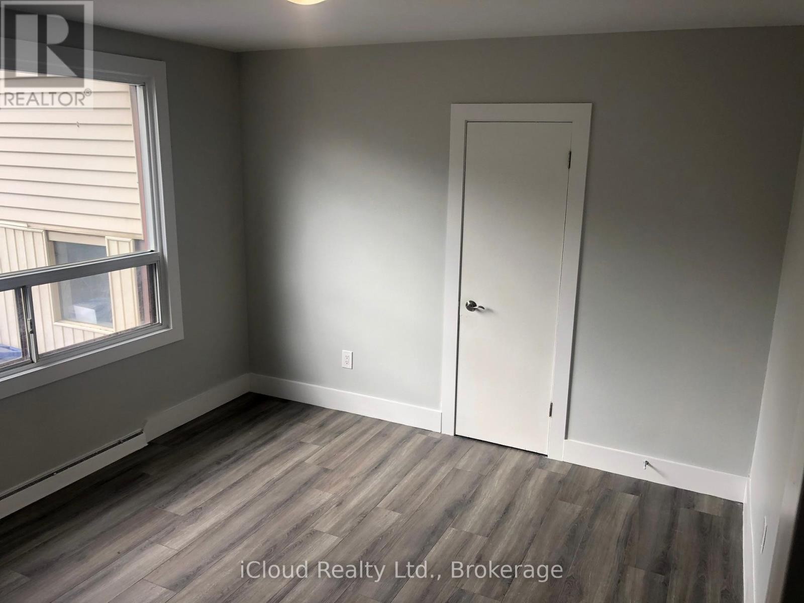 












2 - 1 HENDERSON AVENUE

,
Brampton (Downtown Brampton),




Ontario
L6Y2A3

