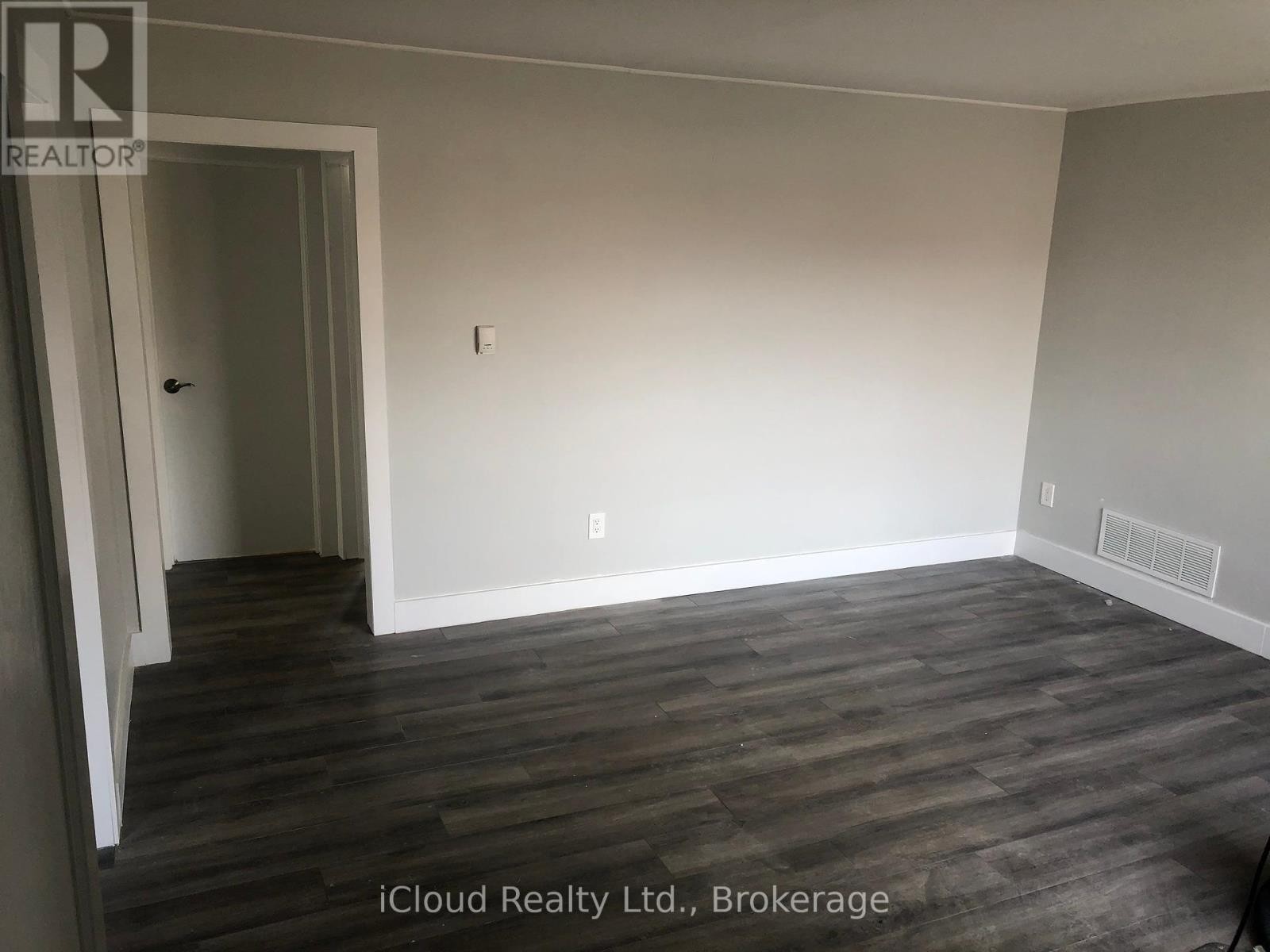 












2 - 1 HENDERSON AVENUE

,
Brampton (Downtown Brampton),




Ontario
L6Y2A3

