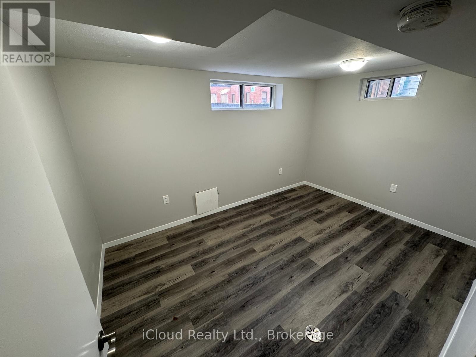 












2 - 1 HENDERSON AVENUE

,
Brampton (Downtown Brampton),




Ontario
L6Y2A3


