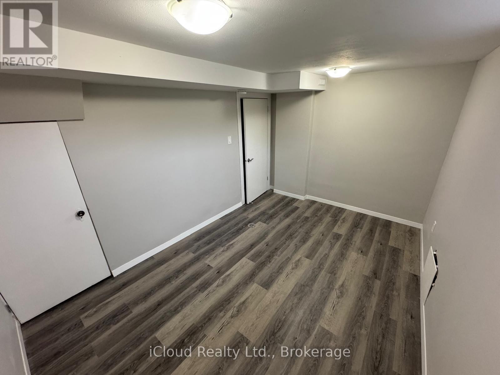 












2 - 1 HENDERSON AVENUE

,
Brampton (Downtown Brampton),




Ontario
L6Y2A3

