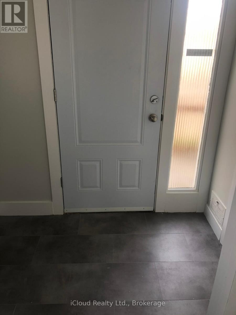












2 - 1 HENDERSON AVENUE

,
Brampton (Downtown Brampton),




Ontario
L6Y2A3

