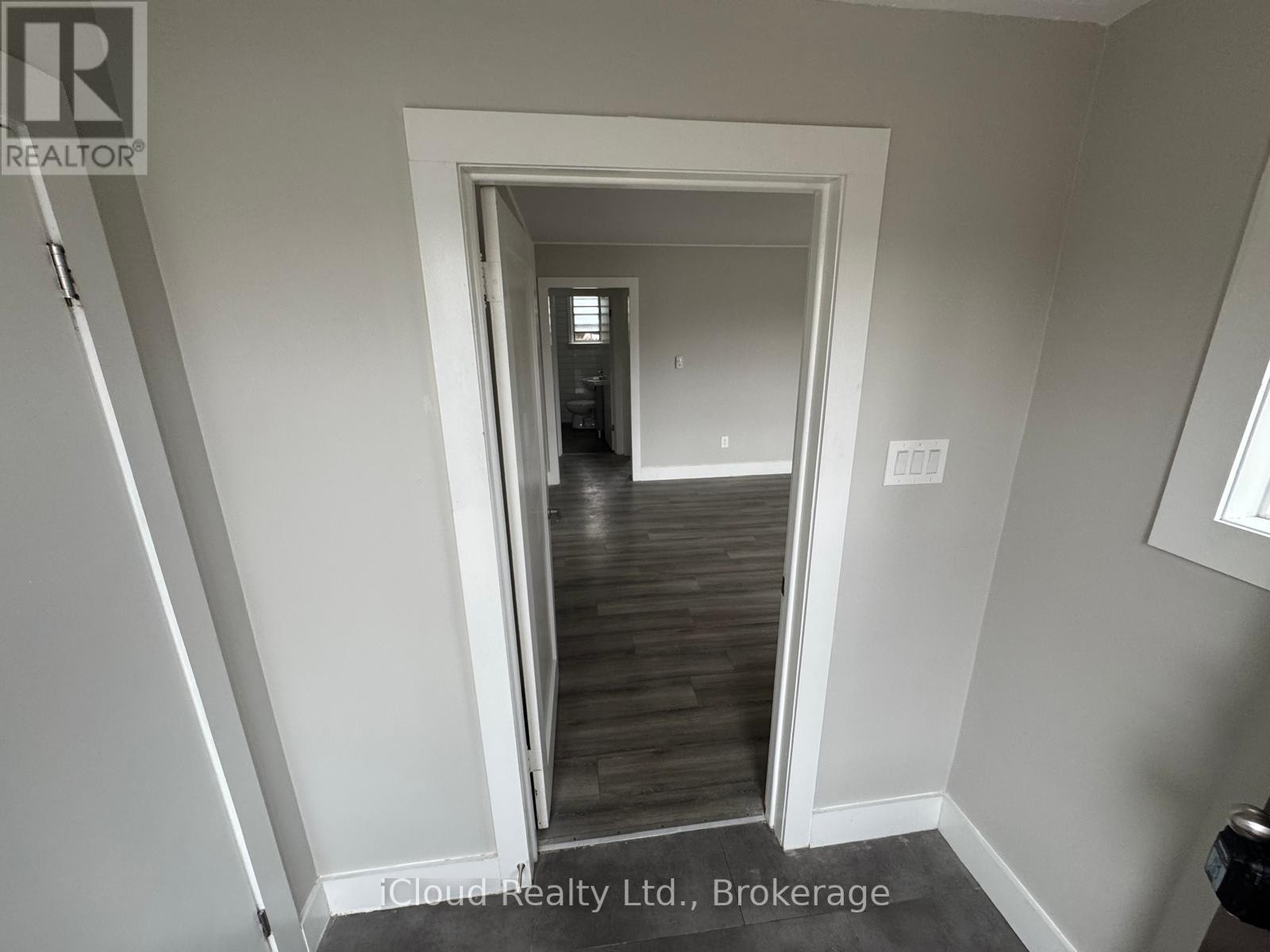 












2 - 1 HENDERSON AVENUE

,
Brampton (Downtown Brampton),




Ontario
L6Y2A3

