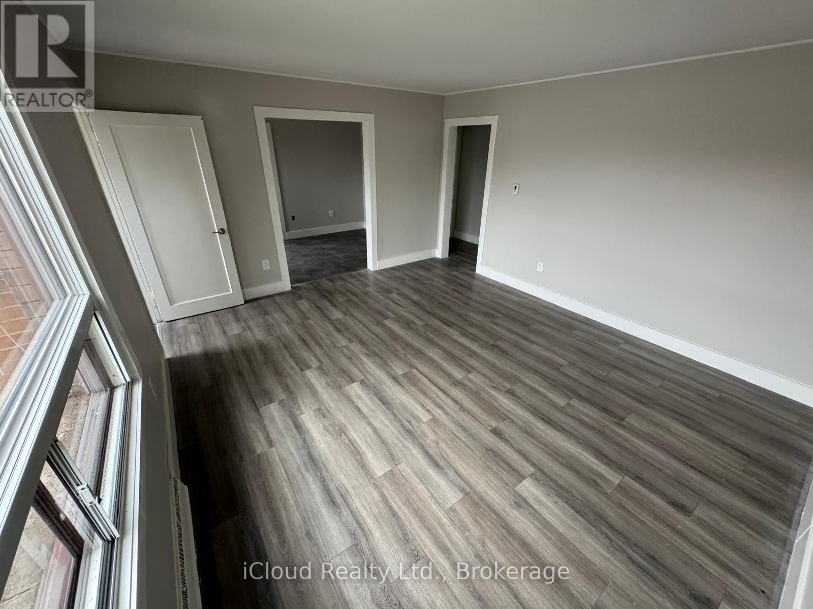 












2 - 1 HENDERSON AVENUE

,
Brampton (Downtown Brampton),




Ontario
L6Y2A3

