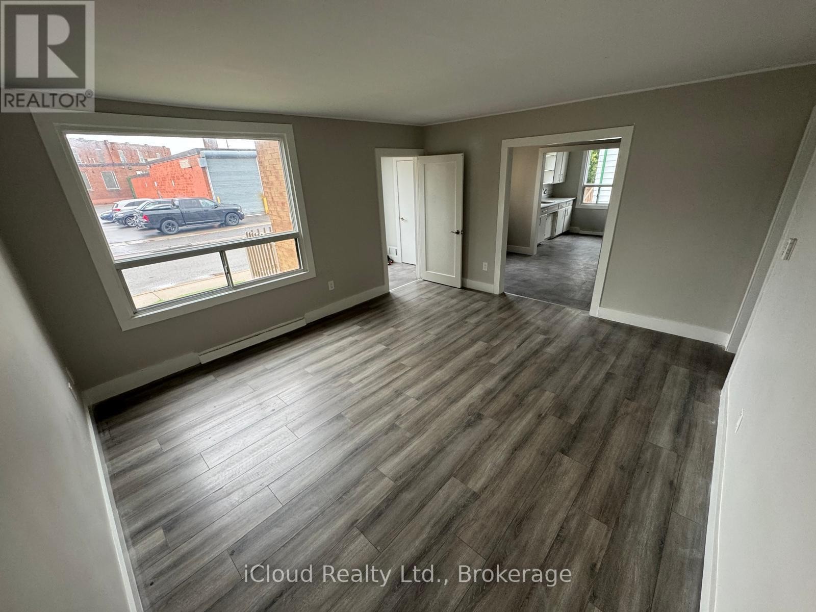 












2 - 1 HENDERSON AVENUE

,
Brampton (Downtown Brampton),




Ontario
L6Y2A3


