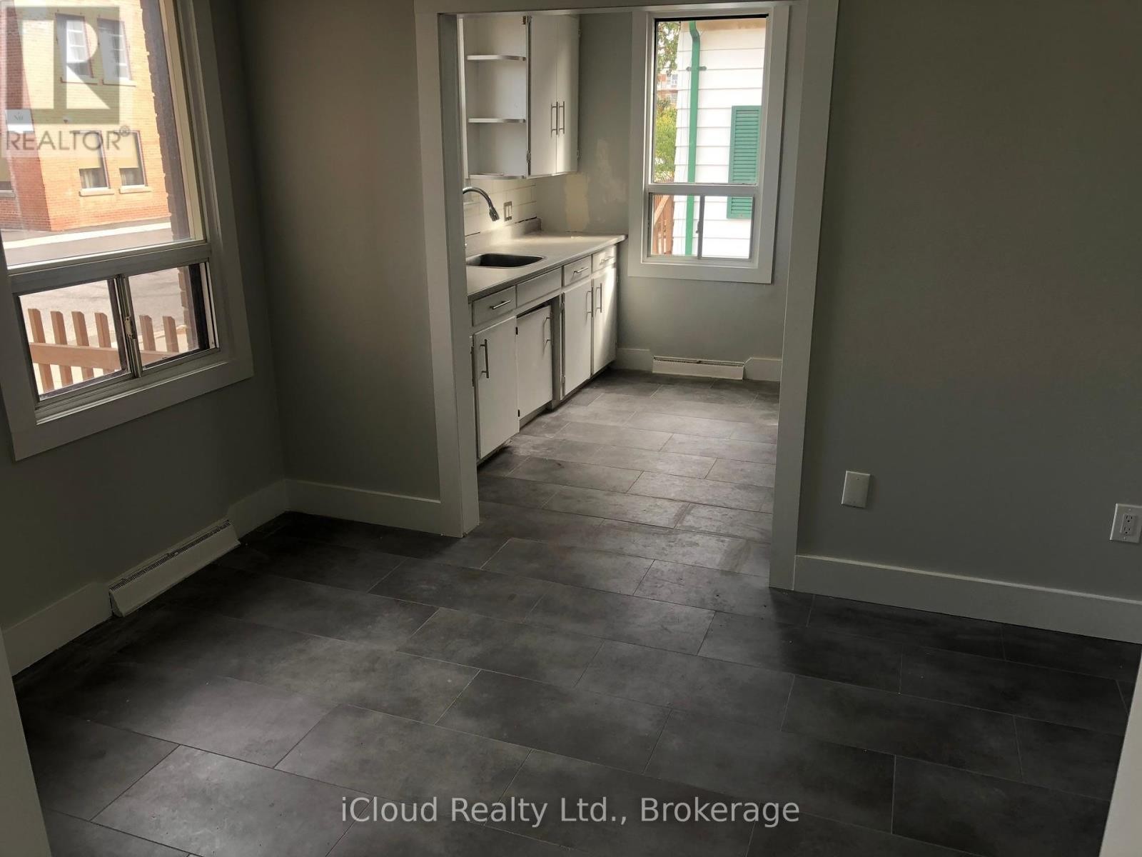 












2 - 1 HENDERSON AVENUE

,
Brampton (Downtown Brampton),




Ontario
L6Y2A3

