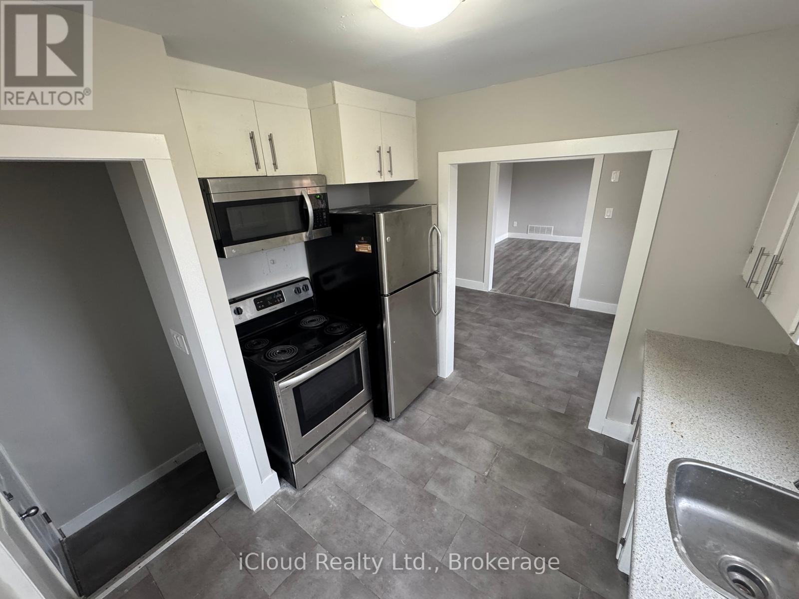 












2 - 1 HENDERSON AVENUE

,
Brampton (Downtown Brampton),




Ontario
L6Y2A3

