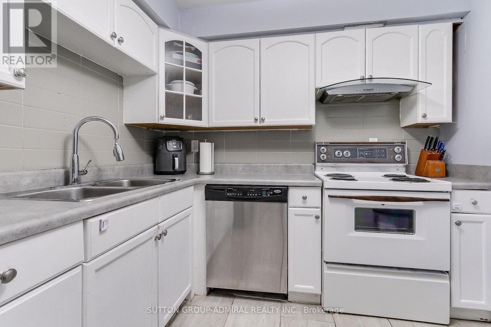 












1205 - 2470 EGLINTON AVENUE

,
Toronto (Beechborough-Greenbrook),




Ontario
M6M5E7

