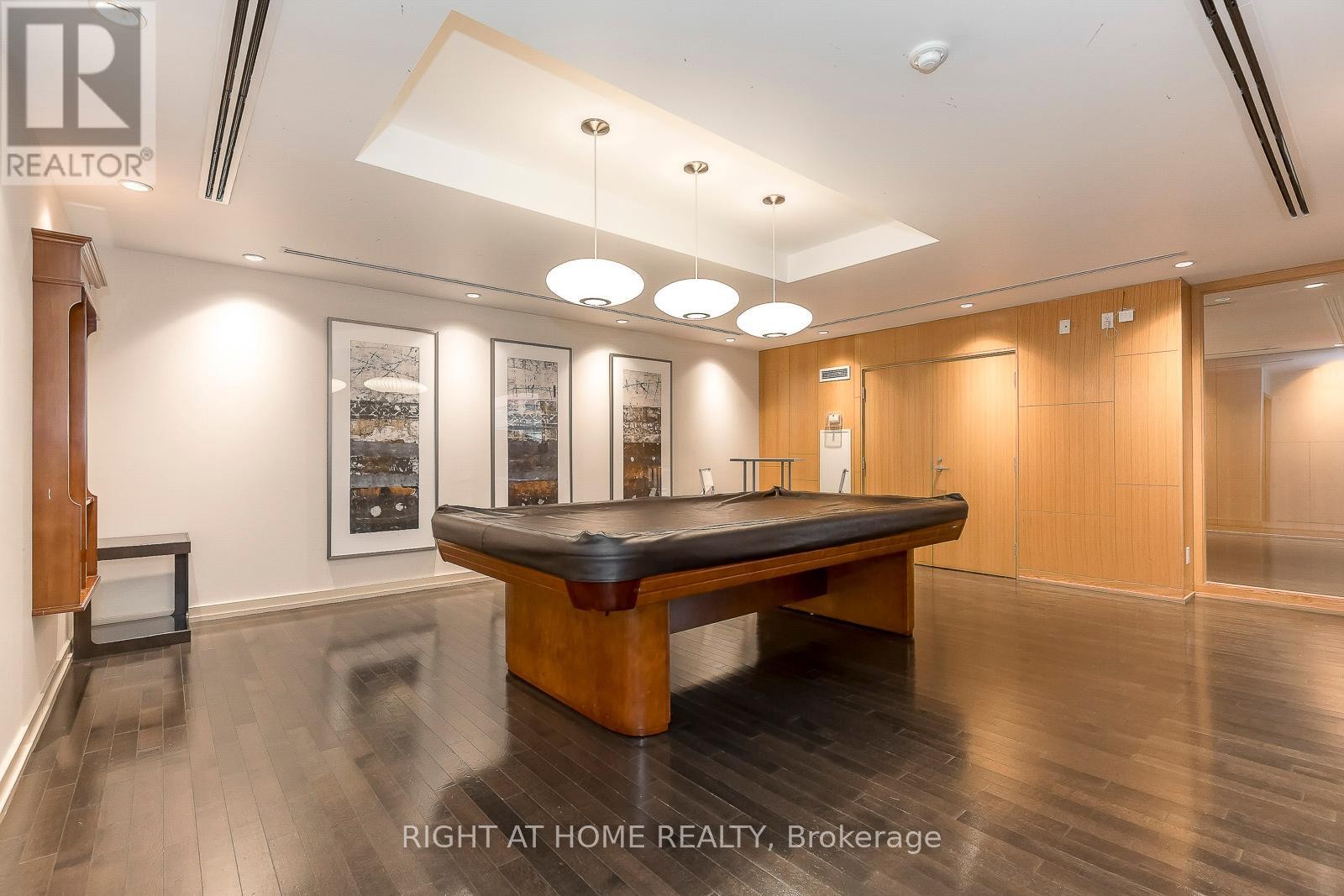 












802 - 223 WEBB DRIVE

,
Mississauga (City Centre),




Ontario
L5B0E8

