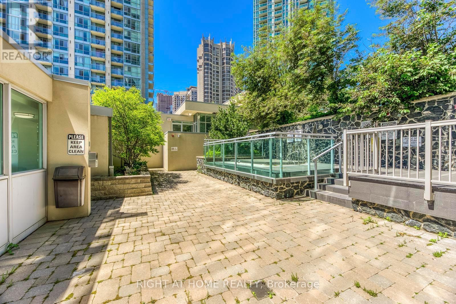 












802 - 223 WEBB DRIVE

,
Mississauga (City Centre),




Ontario
L5B0E8

