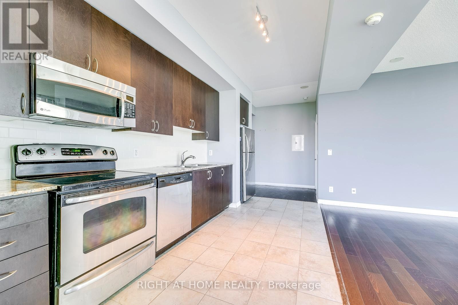 












802 - 223 WEBB DRIVE

,
Mississauga (City Centre),




Ontario
L5B0E8

