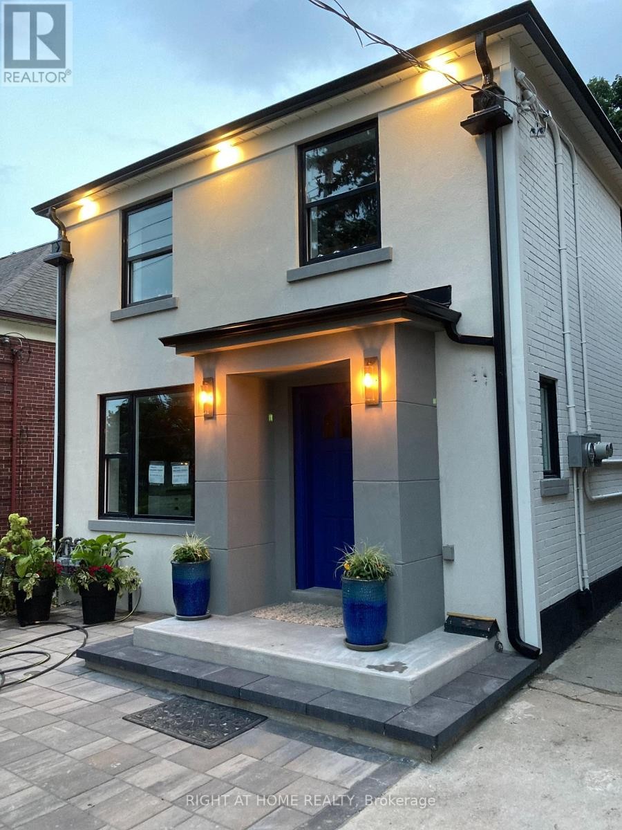 












1 - 294 SOUTH KINGSWAY ROAD

,
Toronto (High Park-Swansea),




Ontario
M6S3T9

