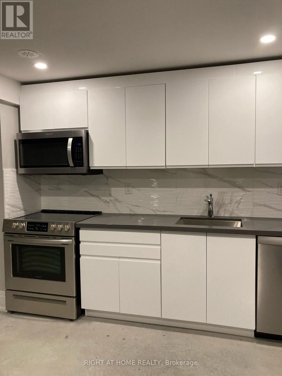 












1 - 294 SOUTH KINGSWAY ROAD

,
Toronto (High Park-Swansea),




Ontario
M6S3T9

