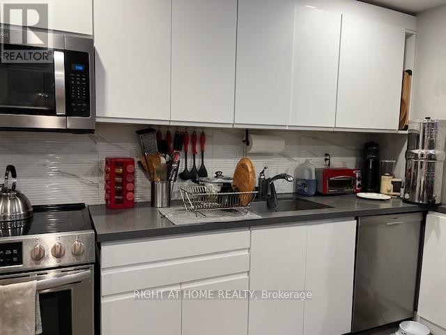 












1 - 294 SOUTH KINGSWAY ROAD

,
Toronto (High Park-Swansea),




Ontario
M6S3T9

