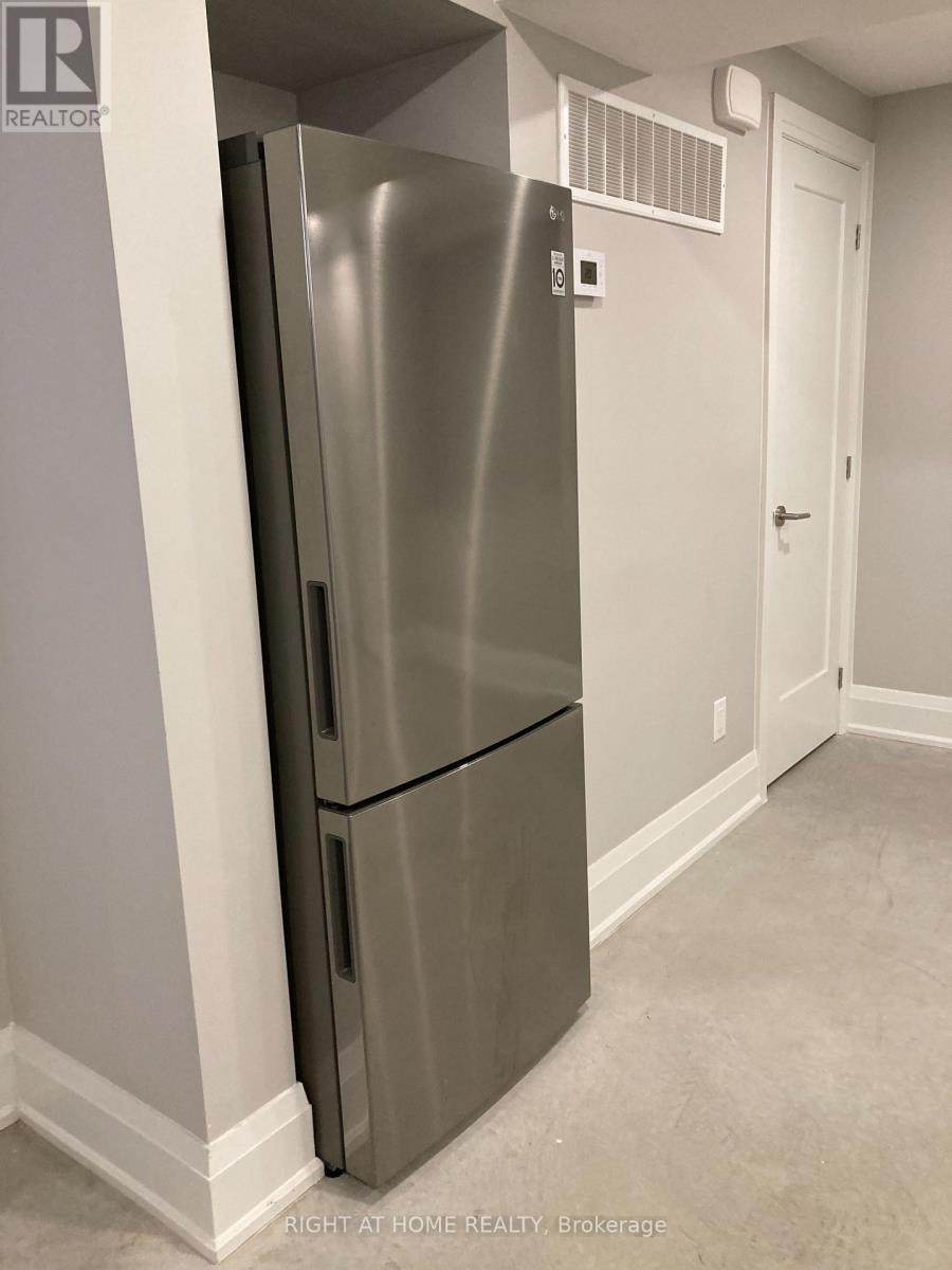 












1 - 294 SOUTH KINGSWAY ROAD

,
Toronto (High Park-Swansea),




Ontario
M6S3T9

